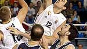 <b>EL MADRID, KO.</b> Imbroda no pudo con la selección de jugadores de la Euroliga, que ganaron en el Pabellón Raimundo Saporta.