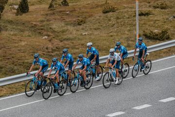 Los corredores del Movistar Team masculino y femenino se han concentrado en los Pirineos y Navarra para preparar la vuelta de la competición tras el parón provocado por la pandemia. 