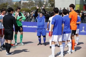 Maradona y Pablo Aimar jugaron un partido de futbol 5 con jóvenes coreanos para promocionar el sorteo del Mundial sub20. Maradona se convirtió en el protagonista y hasta en un momento del partido intento repetir la jugada de la mano de Dios, pero en esta ocasión no fue gol