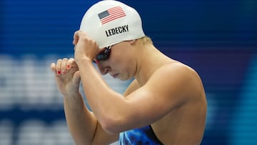 Katie Ledecky, de Estados Unidos, se prepara para comenzar en su serie de 400 metros libres femeninos en los Juegos Ol&iacute;mpicos de Verano de 2020, el domingo 25 de julio de 2021, en Tokio, Jap&oacute;n. 