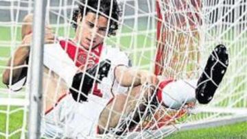 <b>UNA OPCIÓN.</b> El centrocampista marroquí Boukhari, en una imagen curiosa durante su etapa en el Ajax de Amsterdam.