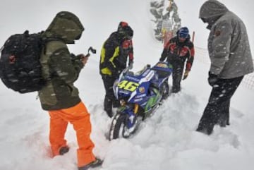 Sesi¨®n de fotos de la Yamaha YZR-M1s de Jorge Lorenzo y Valentino Rossi en Punta Helbronner con el Mont Blanc (4,810 m) de fondo.
