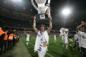 Sergio Ramos celebrando su primer título como madridista. La liga 2006-07. La 30ª en la Historia del club de Concha Espina.