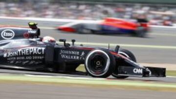 Button con el MP4-31 en Silverstone 2015, cuando McLaren y Johnnie Walker celebraron sus 10 años de relación.