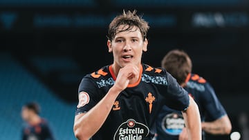 Fer López, celebrando un gol con el Celta Fortuna en Primera RFEF