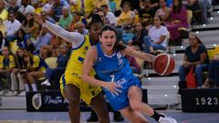 Olcay Cakir (d) e Iris Mbulito, jugadoras del Perfumerías Avenida y del SPAR Gran Canaria.