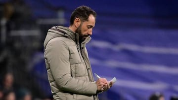 Elche's Spanish head coach Pablo Machin takes notes during the Spanish League football match between Real Madrid CF and Elche CF at the Santiago Bernabeu stadium in Madrid on February 15, 2023. (Photo by JAVIER SORIANO / AFP) (Photo by JAVIER SORIANO/AFP via Getty Images)