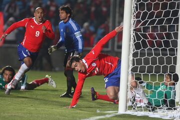 Esteban Paredes cumple 37 años de edad. En su carrera profesional ha jugado en Santiago Morning, Puerto Montt, Pachuca Junior de México, Cobreloa, Colo Colo, Atlante y Querétaro de Mexico. En la selección chilena participa regularmente desde 2006.