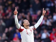 Soccer Football - Premier League - Nottingham Forest v Liverpool - The City Ground, Nottingham, Britain - February 22, 2026 Liverpool's Virgil van Dijk celebrates their first goal, scored by Alexis Mac Allister Action Images via Reuters/Ed Sykes EDITORIAL USE ONLY. NO USE WITH UNAUTHORIZED AUDIO, VIDEO, DATA, FIXTURE LISTS, CLUB/LEAGUE LOGOS OR 'LIVE' SERVICES. ONLINE IN-MATCH USE LIMITED TO 120 IMAGES, NO VIDEO EMULATION. NO USE IN BETTING, GAMES OR SINGLE CLUB/LEAGUE/PLAYER PUBLICATIONS. PLEASE CONTACT YOUR ACCOUNT REPRESENTATIVE FOR FURTHER DETAILS..