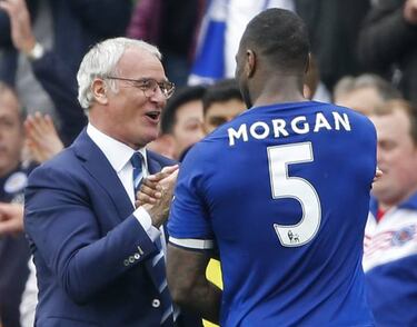 Jamie Vardy double takes Leicester nearer title