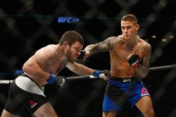 Dustin Poirier golpea a Jim Miller durante el UFC 208.