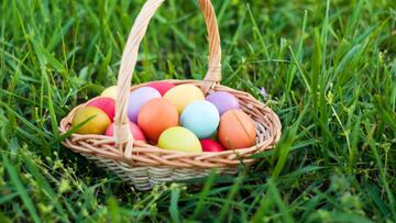 Te compartimos algunas ideas f芍ciles y consejos sobre c車mo decorar o te?ir de colores los huevos para celebrar la Pascua.