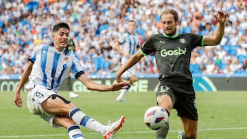 SAN SEBASTIÁN, 12/08/2023.- El delantero de la Real Sociedad Carlos Fernández y el defensa de Países Bajos del Girona Daley Blind, durante el partido de la jornada 1 de LaLiga entre la Real Sociedad y el Girona, este sábado en el estadio Reale Arena en San Sebastián. EFE/ Juan Herrero
