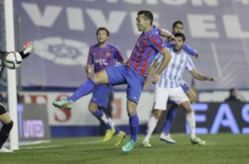 1-2. Barral marcó el primer tanto granota.