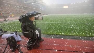 BRU1. Brussels (Belgium), 07/06/2014.- A hailstorm interrupts an international friendly soccer match between Belgium and Tunisia at King Baudoin stadium in Brussels, Belgium, 07 June 2014. (Futbol, Amistoso) EFE/EPA/OLIVIER HOSLET