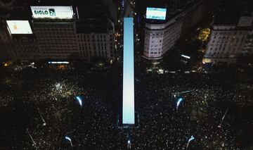 Numerosos aficionados de La Albiceleste salieron por las calles de Buenos Aires para celebrar el título de la Copa América conseguido ante el eterno rival, la selección brasileña. 