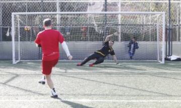 Lanzamiento de penalti de Pantic frente a Tomás Roncero. Partido solidario a favor de Fundela (Fundación Española para el Fomento de la Esclerosis Lateral Amiotrófica) jugado en el Liceo Europeo entre amigos de Kiko y amigos de Matallanas 