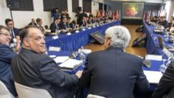 Tebas, junto a los presidentes de los clubes, presidiendo una asamblea de La Liga.