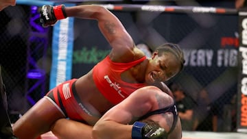 Claressa Shields golpe a Brittney Elkin durante su combate.