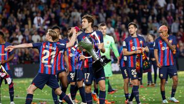BARCELONA, 20/05/2023.- Los jugadores del FC Barcelona celebran su victoria como campeones de LaLiga Santander 22-23 al término del partido correspondiente a la jornada 35 de LaLiga Santander este sábado en el Spotify Camp Nou (Barcelona).-EFE/ Toni Albir