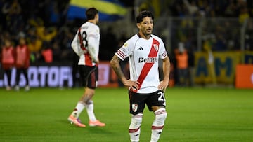 ROSARIO, ARGENTINA - OCTOBER 05: Milton Casco of River Plate looks dejected after losing a Torneo Clausura Betano 2025 match between Rosario Central and River Plate at Estadio Gigante de Arroyito on October 05, 2025 in Rosario, Argentina. (Photo by Luciano Bisbal/Getty Images)