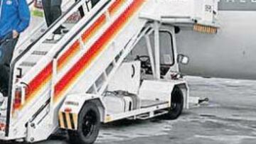 <b>A CASA. </b>Antonio López, Pablo, Gabi y Aguirre se bajan del avión tras la explosión de uno de los motores, que obligó al Atlético a aplazar su viaje a Villarreal.