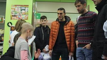 03/01/19  VALLADOLID 
 VISITA JUGADORES HOSPITAL RIO ORTEGA 
 TONI MICHEL Y MASIP
 
 FOTO ENVIADA AS.VALLADOLID.