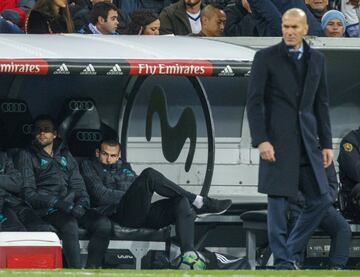 Gareth Bale en el banquillo y Zinedine Zidane.