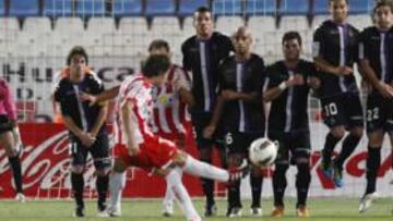 <b>EXCELENTE GOL. </b>Este es el momento en que Corona, de falta directa, anota el gol del Almería.