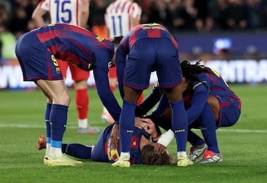 Complicada caída del mediapunta del Barça, que tras marcar el gol termina lesionado en el hombro.