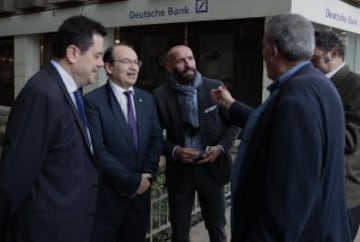 Encuentro con los Ases en el saln de actos de Caja Rural en Sevilla con directivos, jugadores y aficin del conjunto hispalense. 