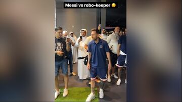 ¡El futuro esta aquí! Messi prueba su habilidad contra un portero robot