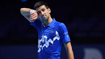 Novak Djokovic se lamenta durante su partido ante Alexander Zverev en las Nitto ATP Finals.