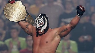 'Rey Mysterio' muestra su rostro sin máscara por amor