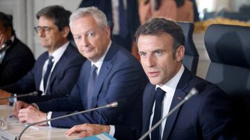 FILE PHOTO: France's President Emmanuel Macron and French Minister for the Economy and Finances Bruno Le Maire meet with managing directors of sovereign funds at the 6th edition of the "Choose France" Summit at the Chateau de Versailles, outside Paris, France on May 15, 2023. Ludovic Marin/Pool via REUTERS/File Photo