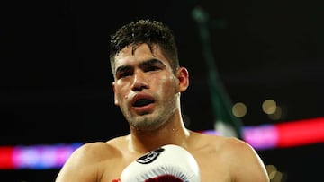 Gilberto Ramírez en un combate de box.