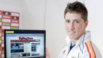 <b>Torres sigue la nueva web de Rolling Stone</b> Fernando Torres sigue con atención la nueva web de la revista Rolling Stone (www.rollingstone.es). El delantero de la Selección es un apasionado de la música y se informa y entretiene con la nueva home de la versión española de la influyente revista musical. Torres, como todo sus compañeros, se encuentran al tanto de todo lo que pasa en el mundo a través de internet. Pero también agradecen poder leer en papel el diario AS, que llega cada mañana a su residencia.