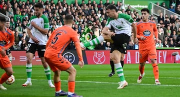 Arana activ el ataque del Racing y, con fortuna, protagoniz la accin del segundo gol.