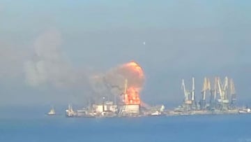 Momento del ataque ucraniano al Saratov en el puerto de Berdianks