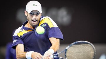 Pablo Andujar golpea la bola en un partido.