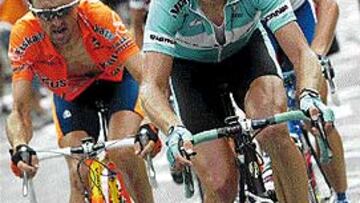<b>ELIMINADO ANTES DE TIEMPO.</B> Cuando Ullrich cedió en Alpe dHuez, muchos pensaron, incluido Armstrong, que el alemán no estaba en condiciones de competir por el Tour. Nadie sospechaba que Jan había subido el puerto alpino enfermo, como luego confesó el propio líder del Bianchi.