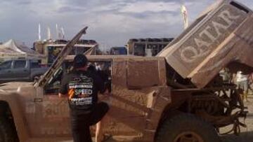 <b>ABANDONO. </b>El Hummer 300 de Al-Attiyah, copilotado por Lucas Cruz, queda fuera de combate.