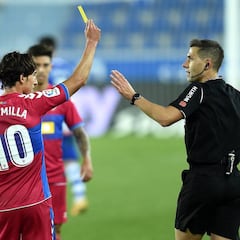 Una imagen curiosa: Pere Milla amonestó a Cordero Vega