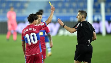 Pere Milla le enseña una tarjeta a Adrián Cordero Vega.