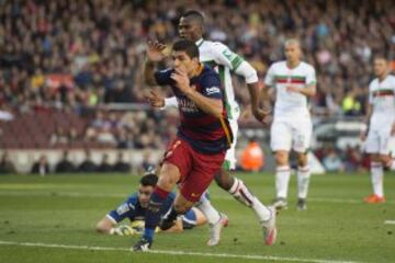 Luis Suárez falla el tercer gol a puerta vacía.