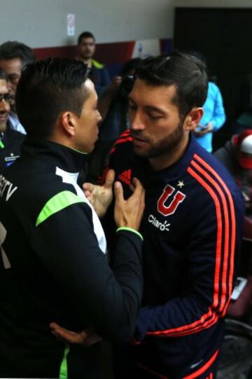 El abrazo entre los dos capitanes. 