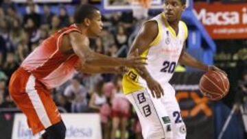 El base estadounidense de La Bruixa D'Or Dominic Waters defiende al base estadounidense del CB Valladolid Jason Rowe, durante el partido de la sexta jornada de la Liga ACB de baloncesto que ambos equipos disputan hoy en el pabellón Nou Congost. Sáez