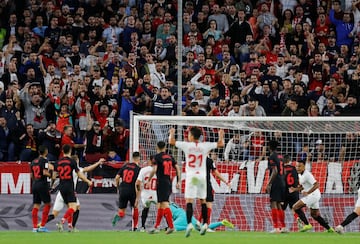 El jugador del Sevilla, Franco Vázquez, marca el 1-0 al Atlético de Madrid. 