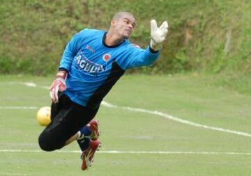 Miguel Calero, volando de palo a palo en un entrenamiento de la Selección Colombia.