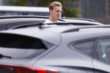 De Jong llegando a la rueda de prensa.